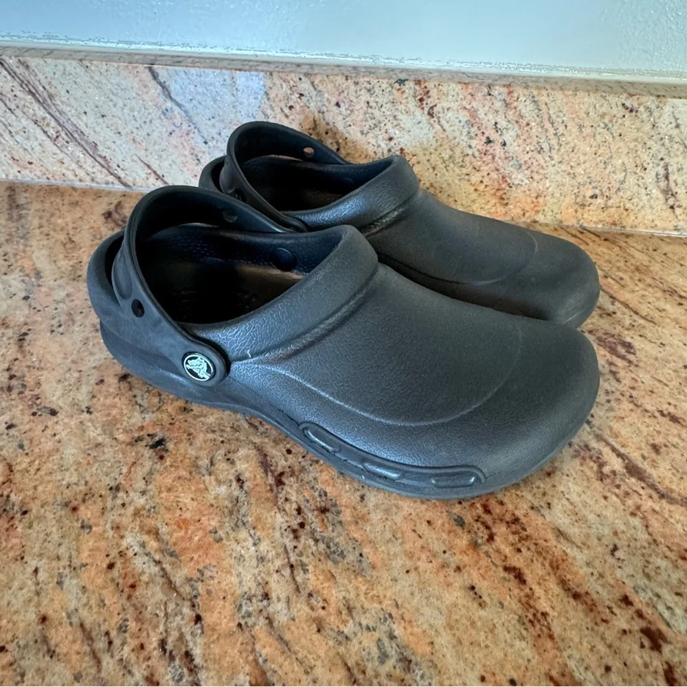 CROCS Women’s Size 6 Black Clogs - Picture 1 of 5